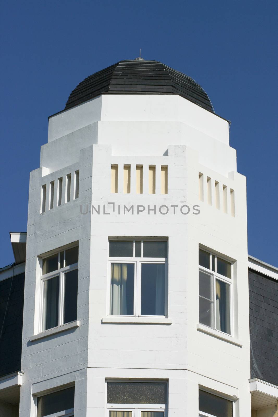 A large white bow, with domed roof  Ein gro�er wei�er Erker,mit Kuppeldach