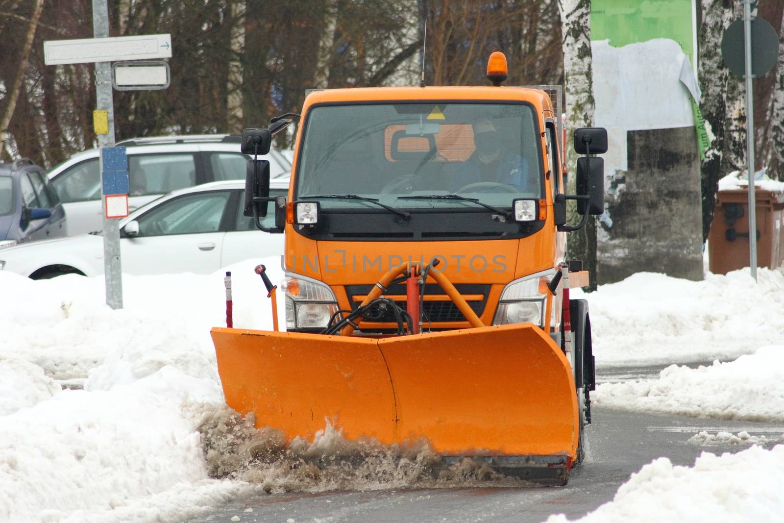 Winter service vehicle in use in heavy snow-fall  Winterdienstfahrzeug im Einsatz bei starkem Schneefall