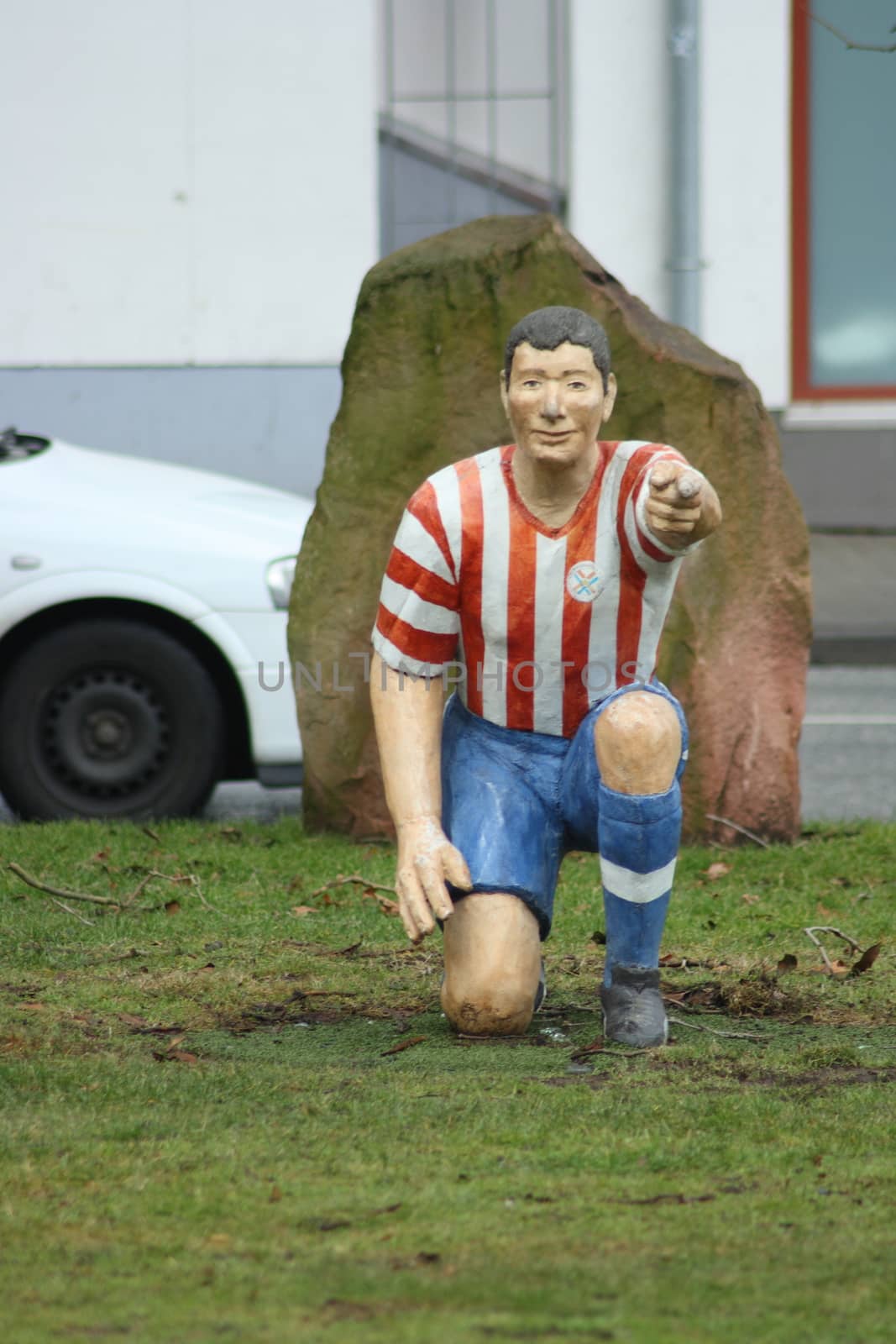 a kneeling, life-size football figure       eine kniende, lebensgrosse Fu�baller-Figur