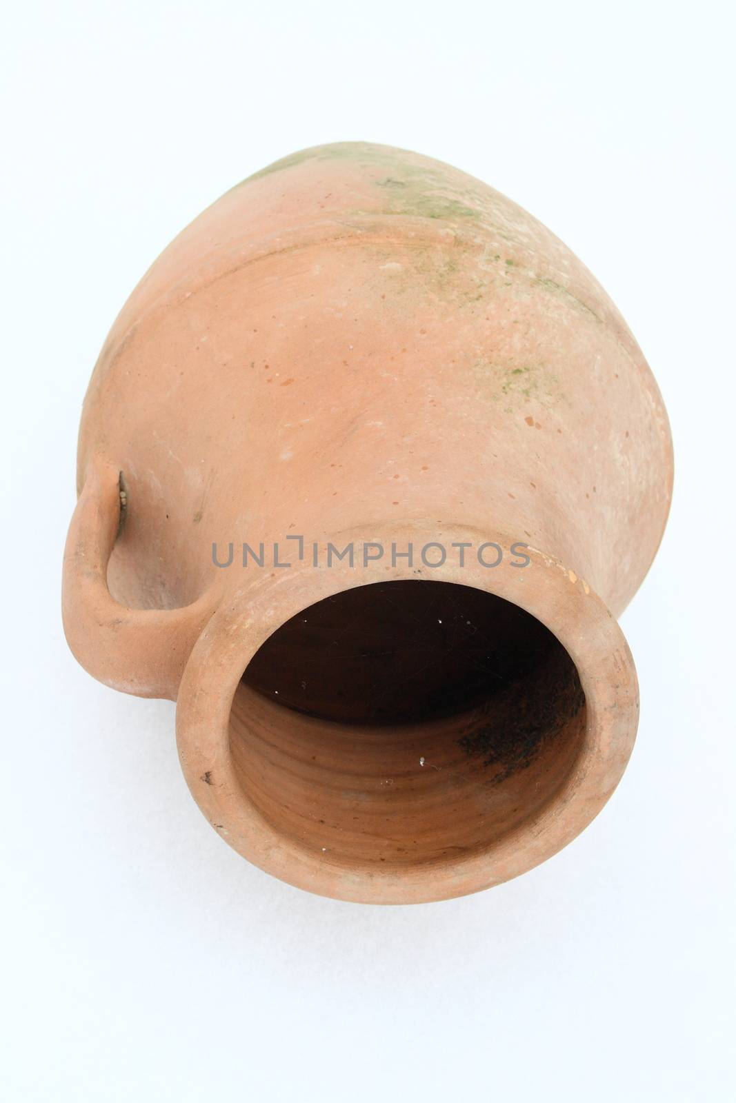 Terracotta amphora lying on a white background  liegende Terrakotta Amphore auf wei�em Hintergrund