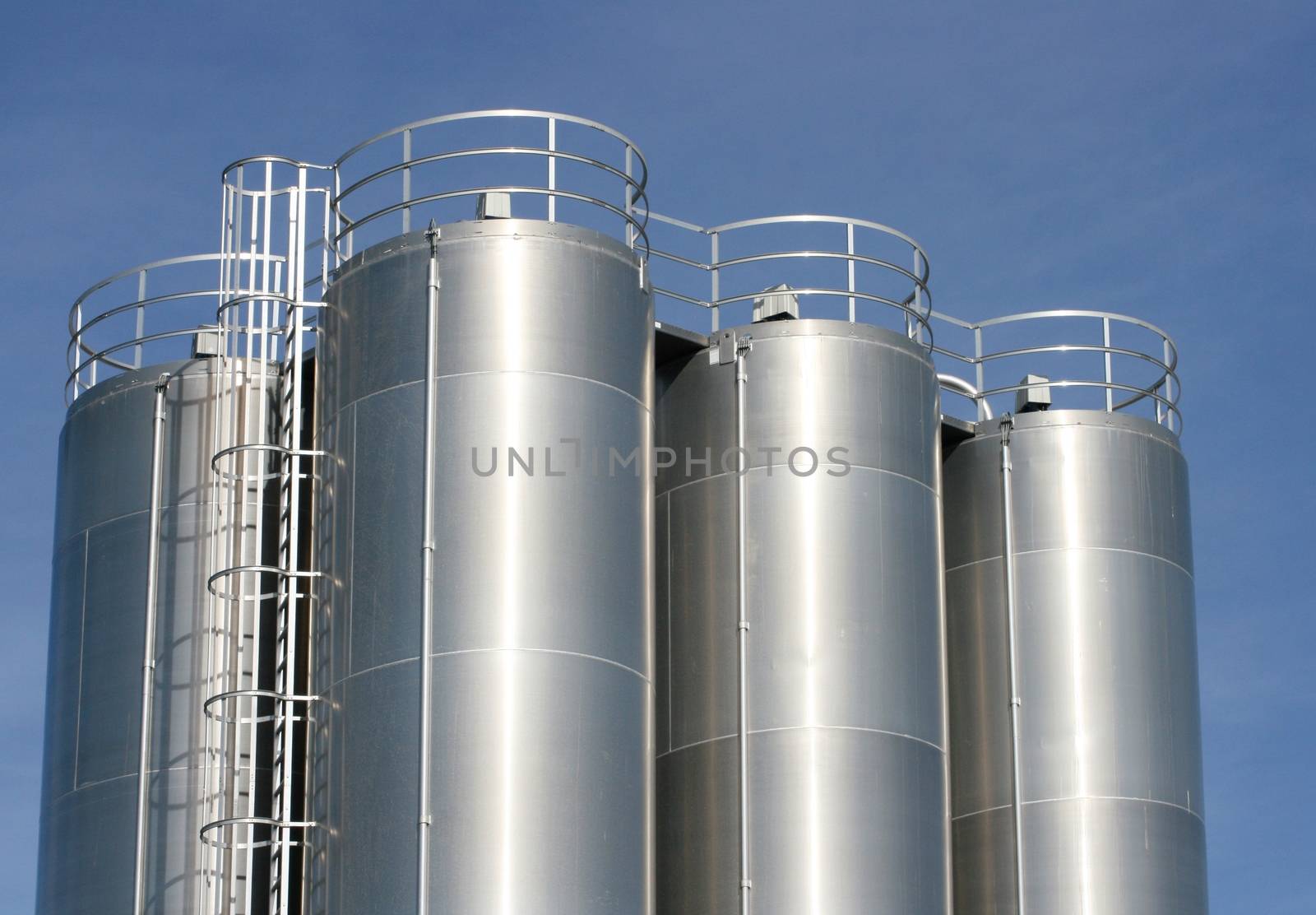View of an industrial plant with large aluminum tanks Blick auf eine Industrie Anlage mit gro�en Aluminiumtanks