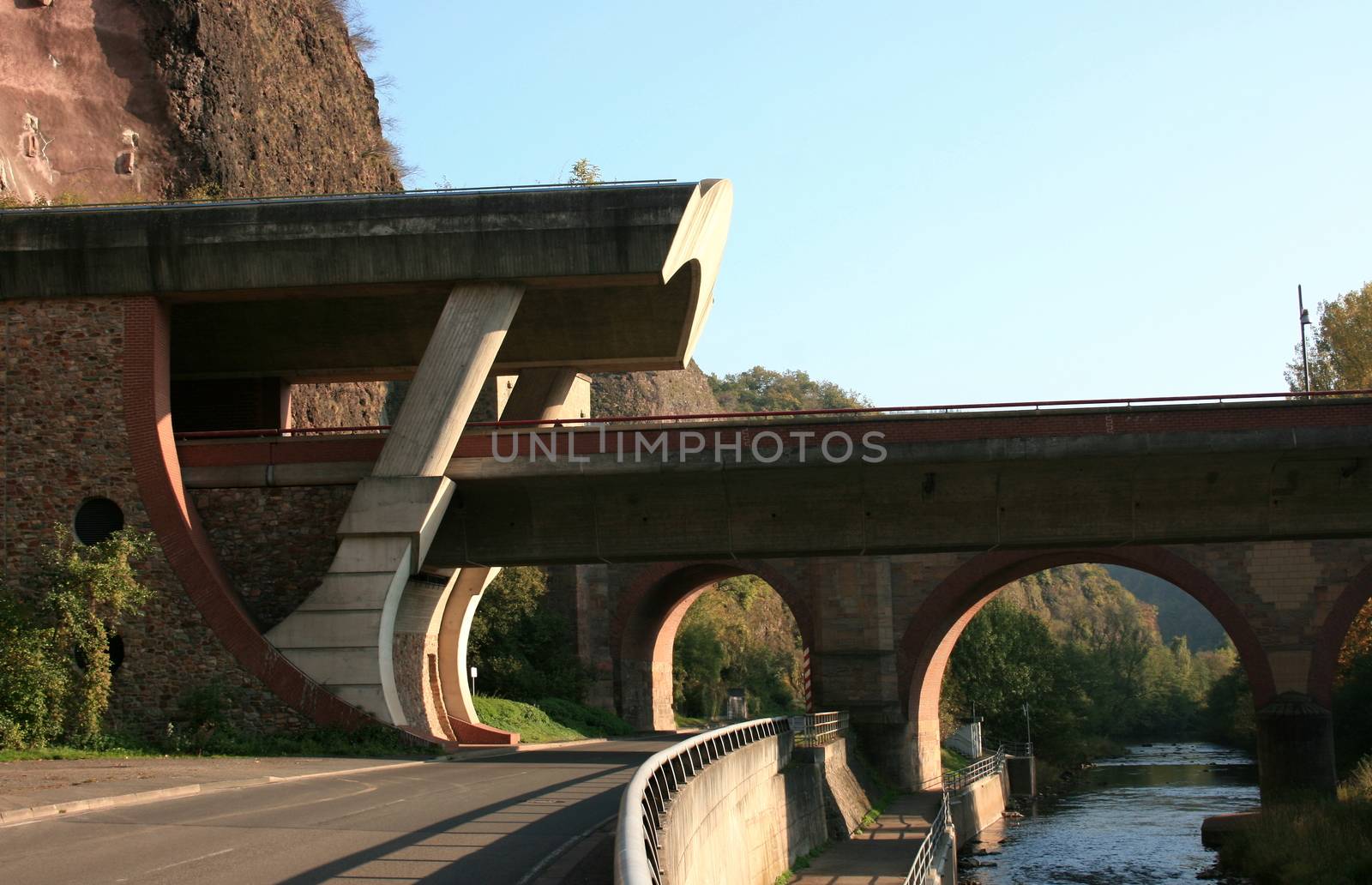 Two tunnel openings for rail and road     Zwei Tunnel �ffnungen,f�r Eisenbahn und Stra�e