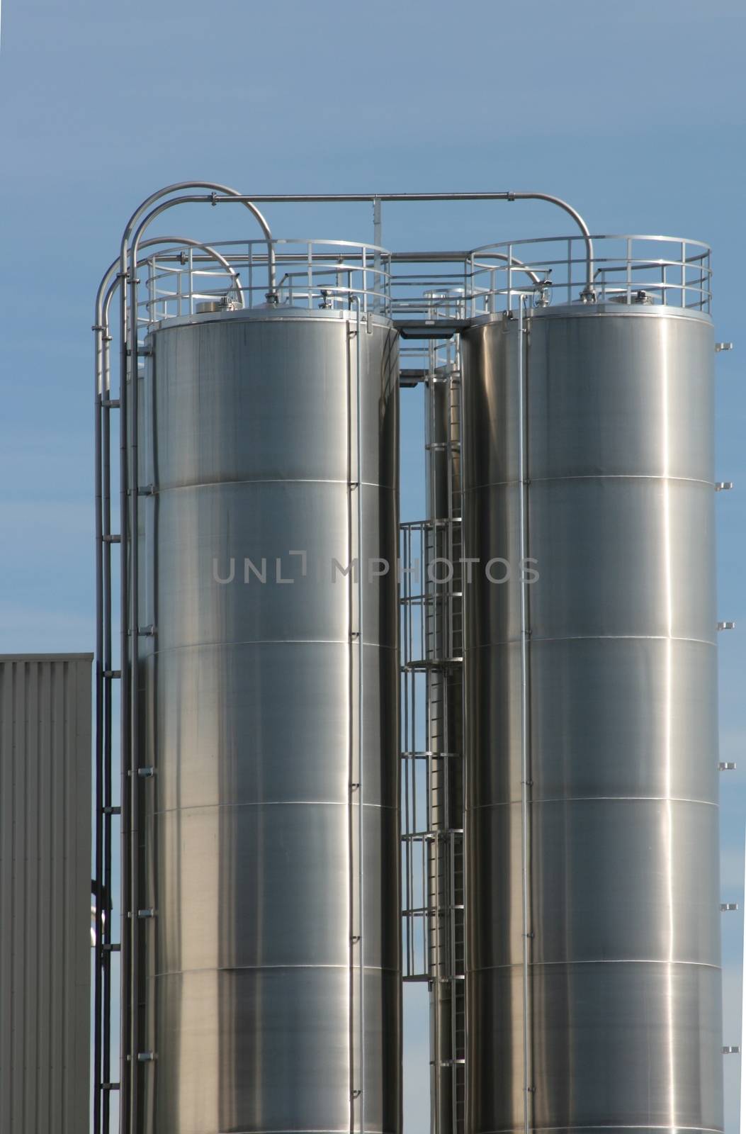 View of an industrial plant with large aluminum tanks        Blick auf eine Industrie Anlage mit gro�en Aluminiumtanks