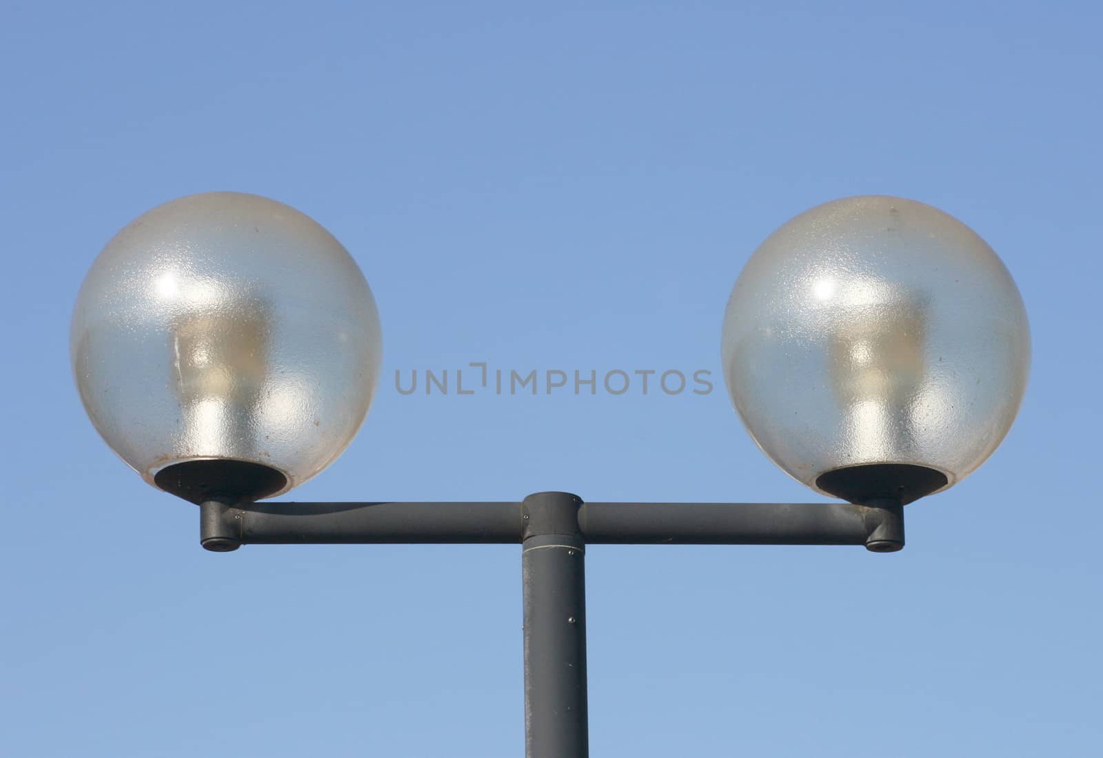 a two-beam street lamps with large, spherical glass bodies  eine zweistrahlige Strassenlampe mit gro�en,kugelf�rmigen Glask�rpern