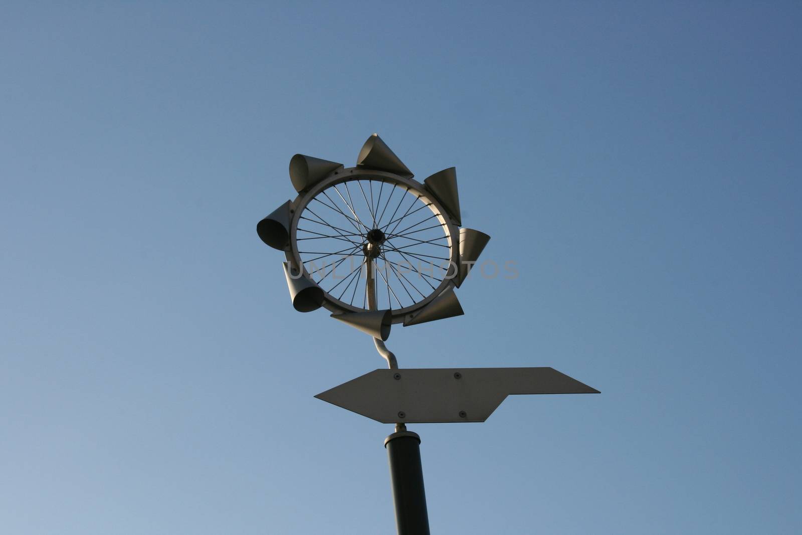 Small windmill with blue sky in the background  Kleines Windrad mit blauem Himmel im Hintergrund