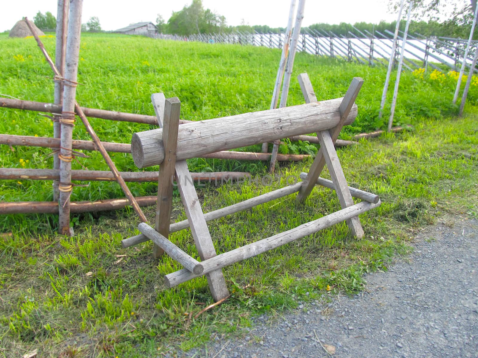 Construction made of wood to hold the tree trunk while sawing or processing.