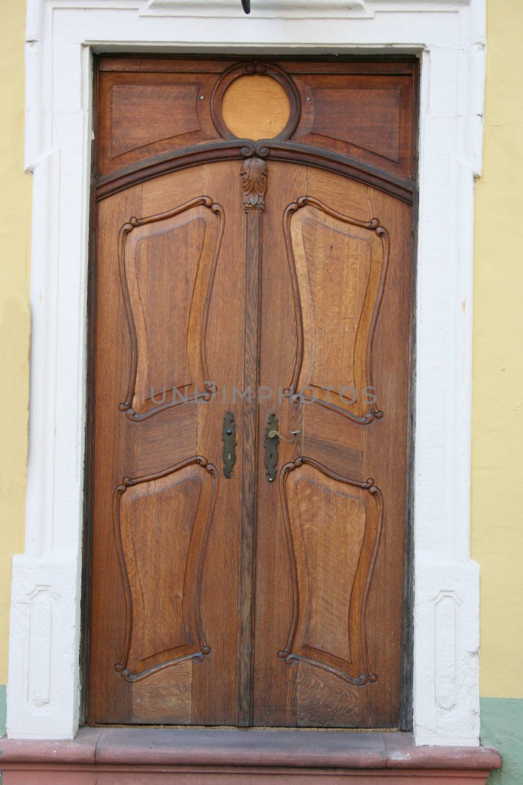 an old carved wooden door pattern with imagination    eine alte verzierte Holzhaust�r,mit Phantasie musterefm�tterchen by hadot