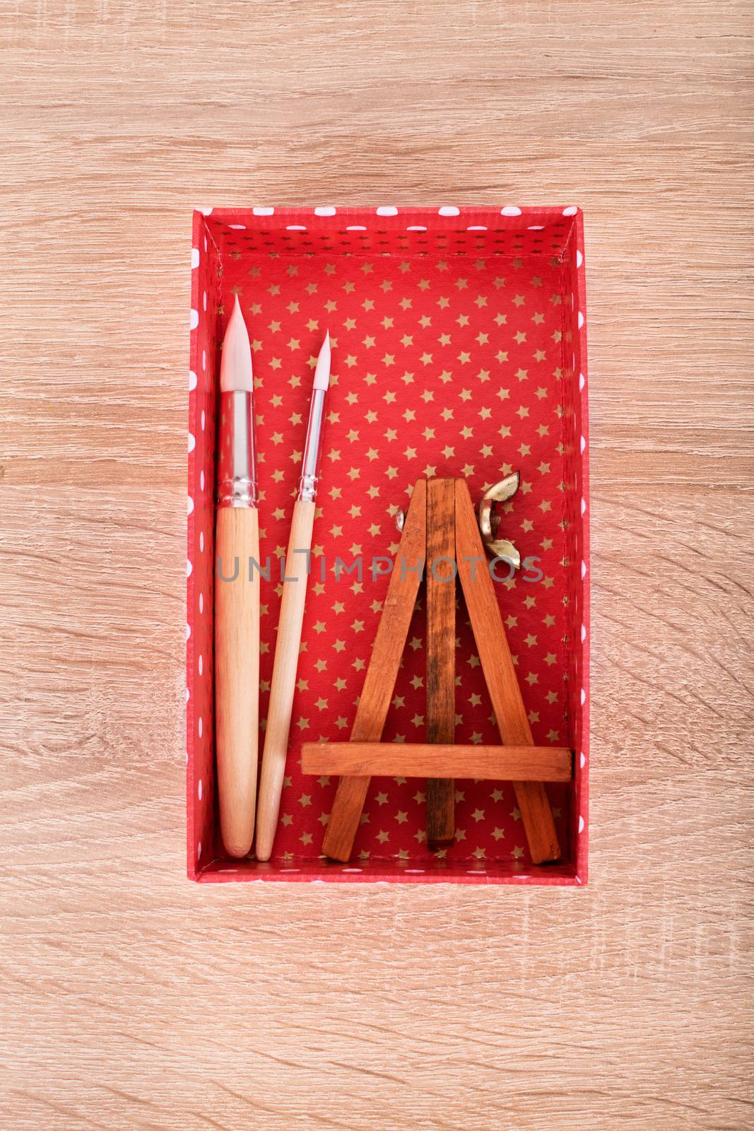 Paint brushes and easel in a box by Mendelex