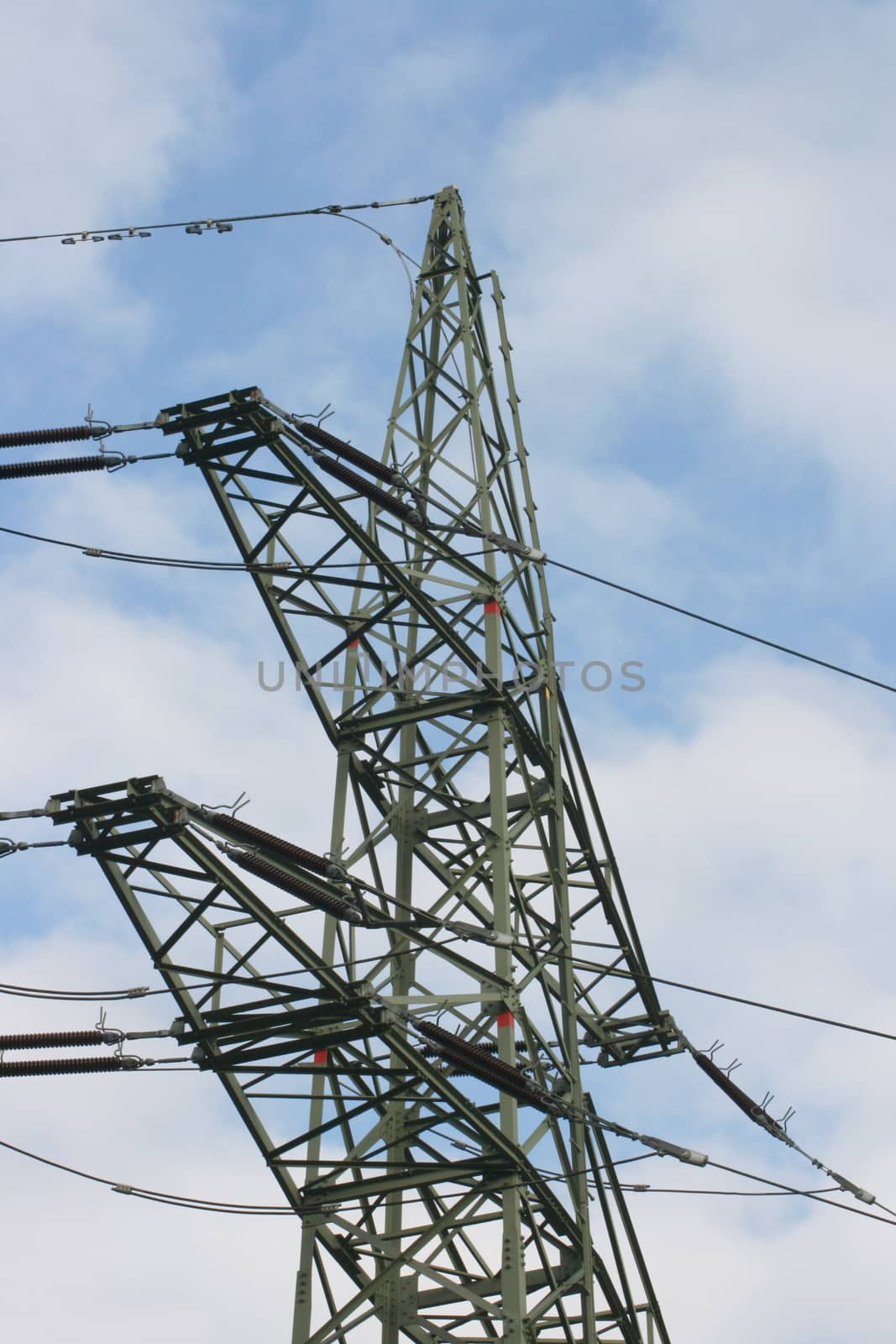 large transmission power pole, with blue sky background       gro�er Fernleitungs Strommast,mit blauen Himmel im Hintergrund