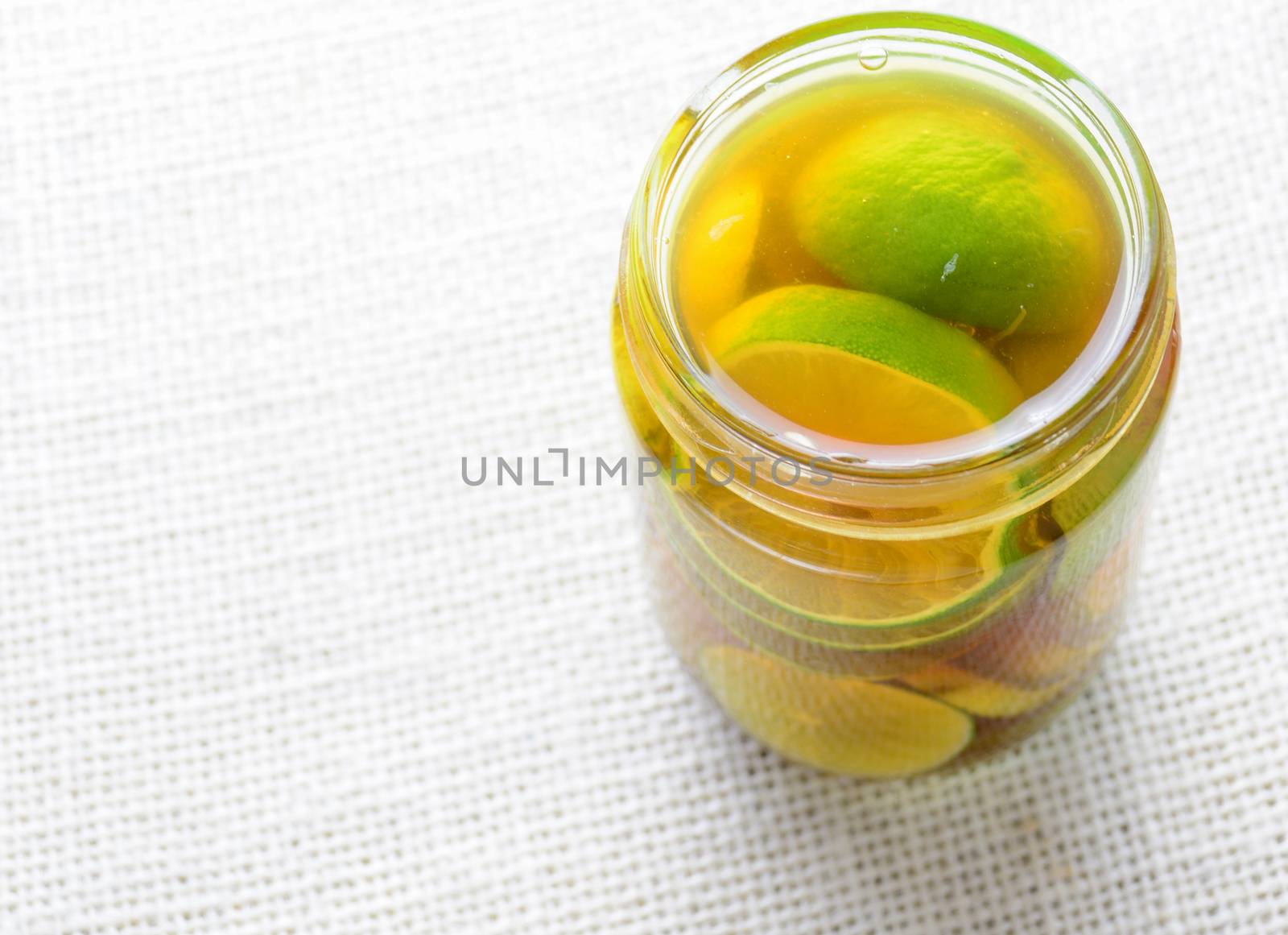 Lemon Honey, Place the lemon in the mason jar, alternating layer by yuiyuize