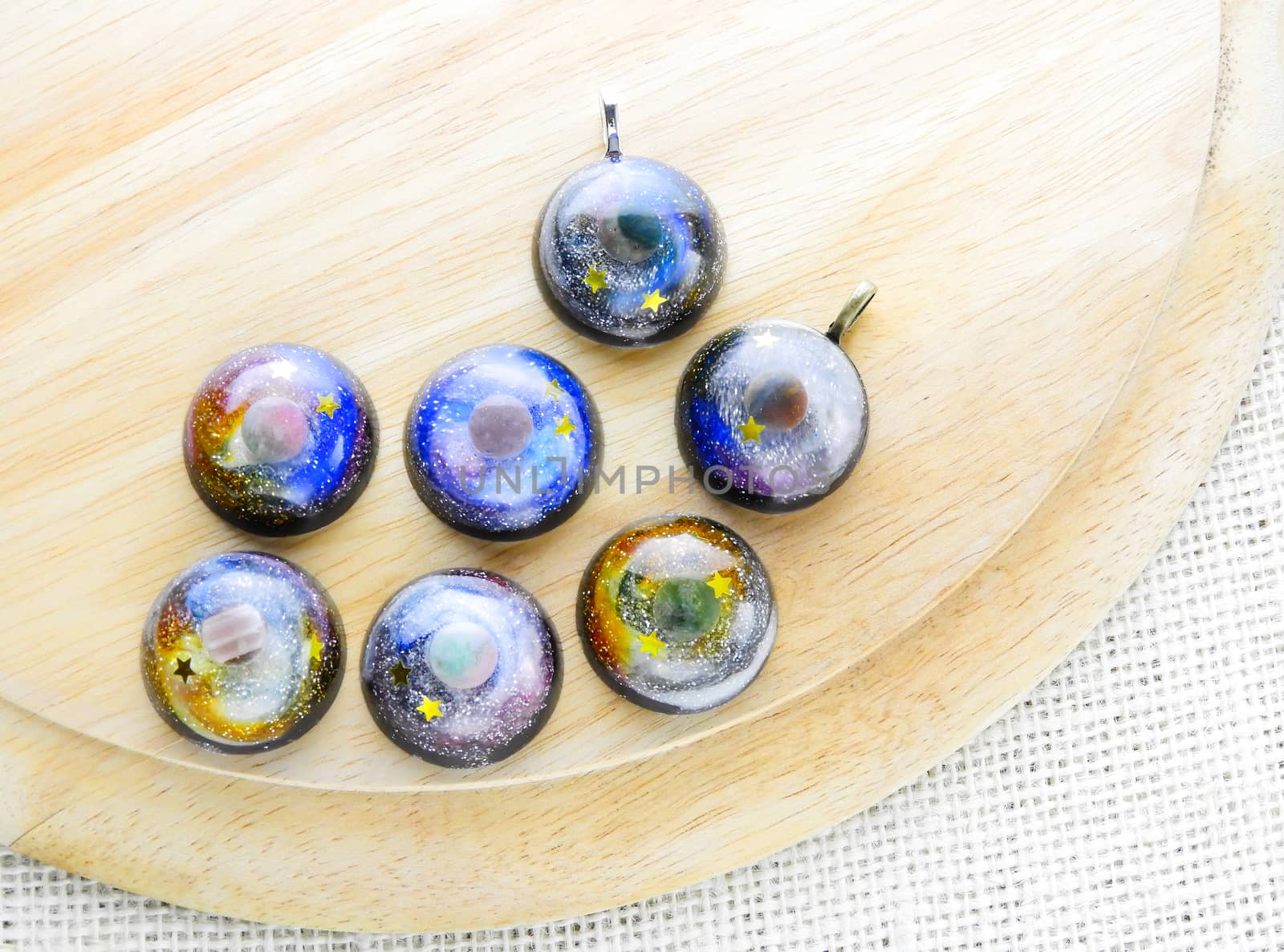 Create galaxy drink coasters using resin, glitter and pigment powders, handmade items. Suitable for keychains, necklace and pendant.
