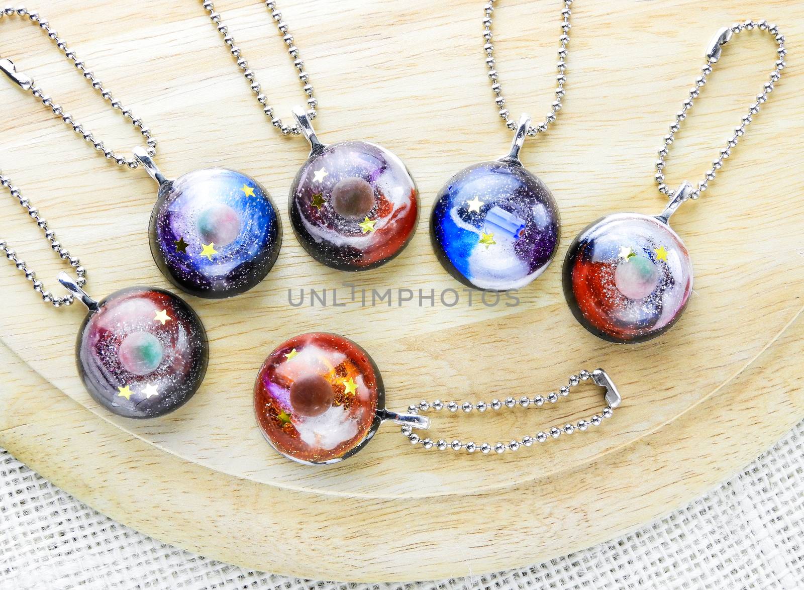 Create galaxy drink coasters using resin, glitter and pigment powders, handmade items. Suitable for keychains, necklace and pendant.
