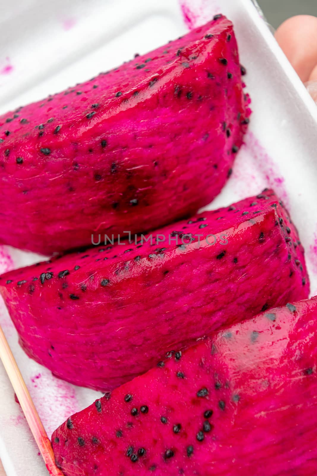 Dragon fruit red fruit flesh pre cut slices black seed