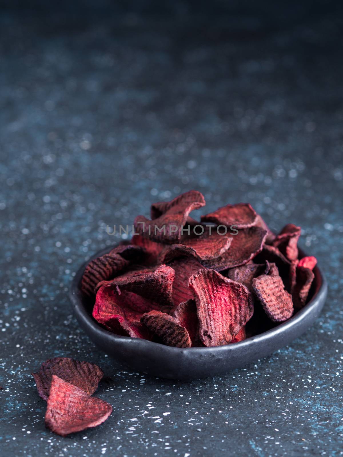 Baked beet slices. Healthy beetroot chips by fascinadora