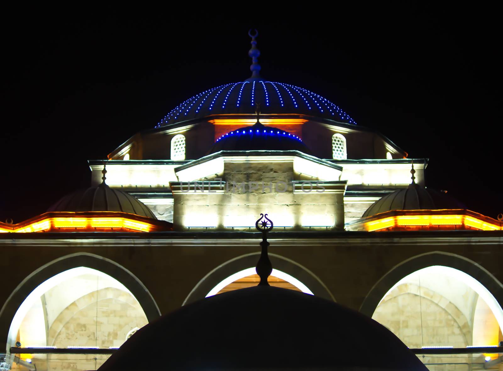 illuminated mosque at night by yebeka