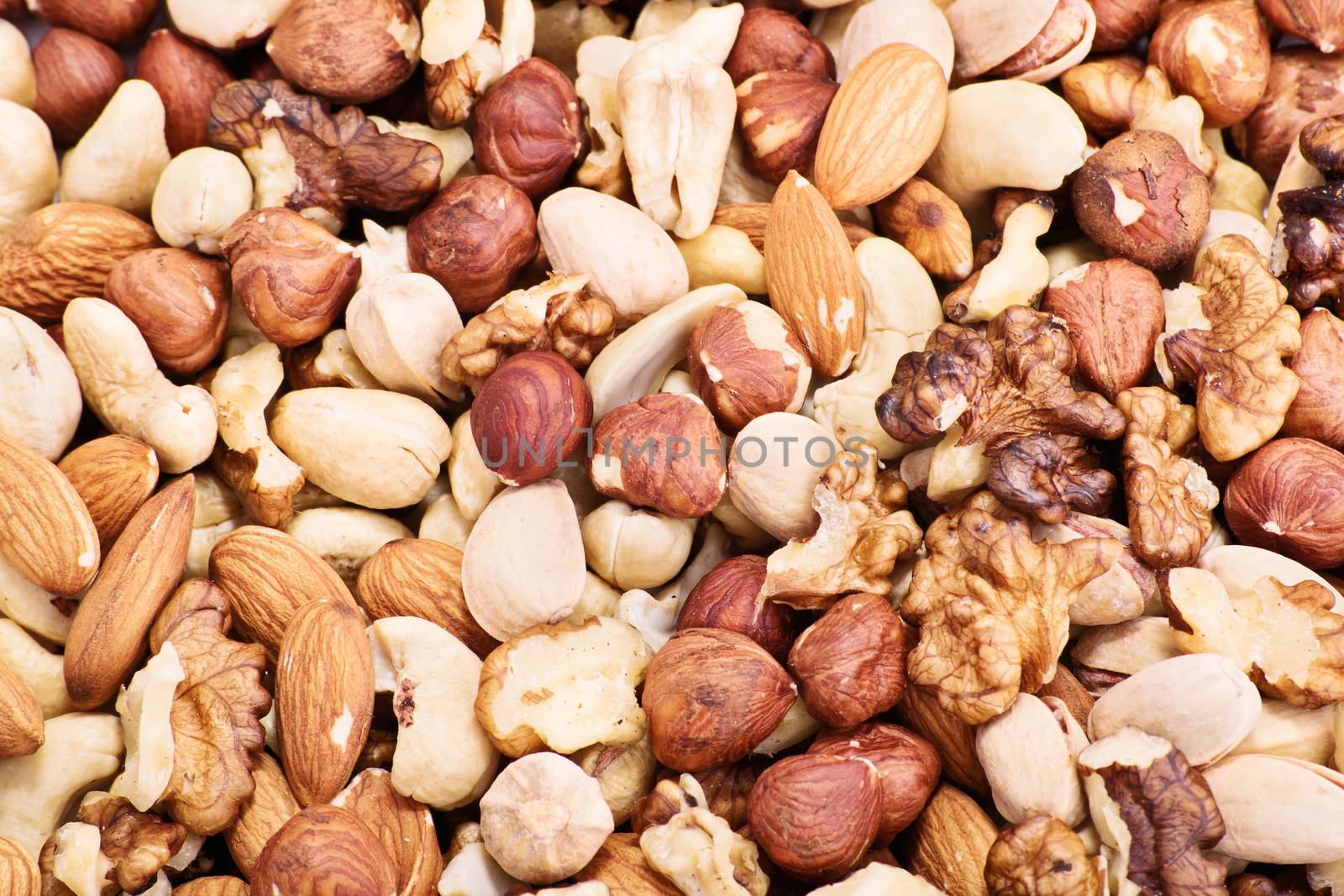 Mixture of almonds, hazelnuts, walnuts, cashews and pistachios.