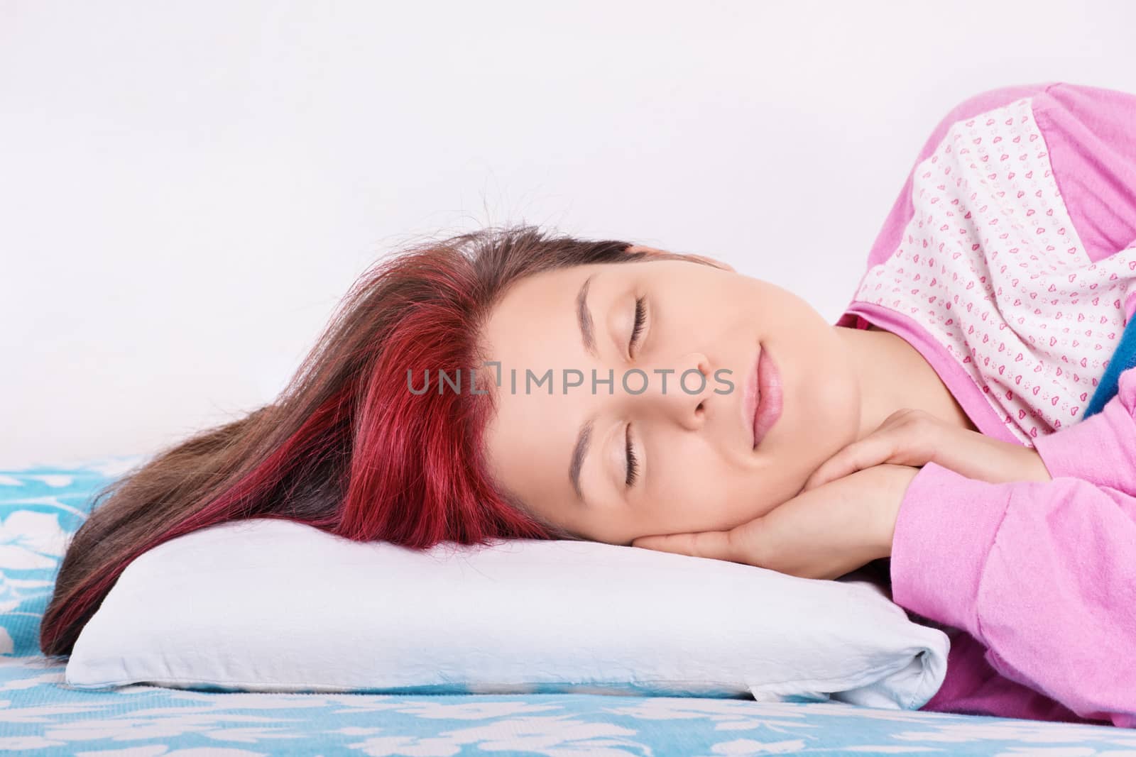 Portrait of a girl sleeping by Mendelex