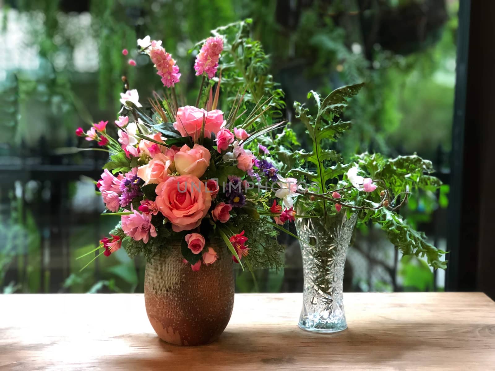 Flower in the vase in restaurant.