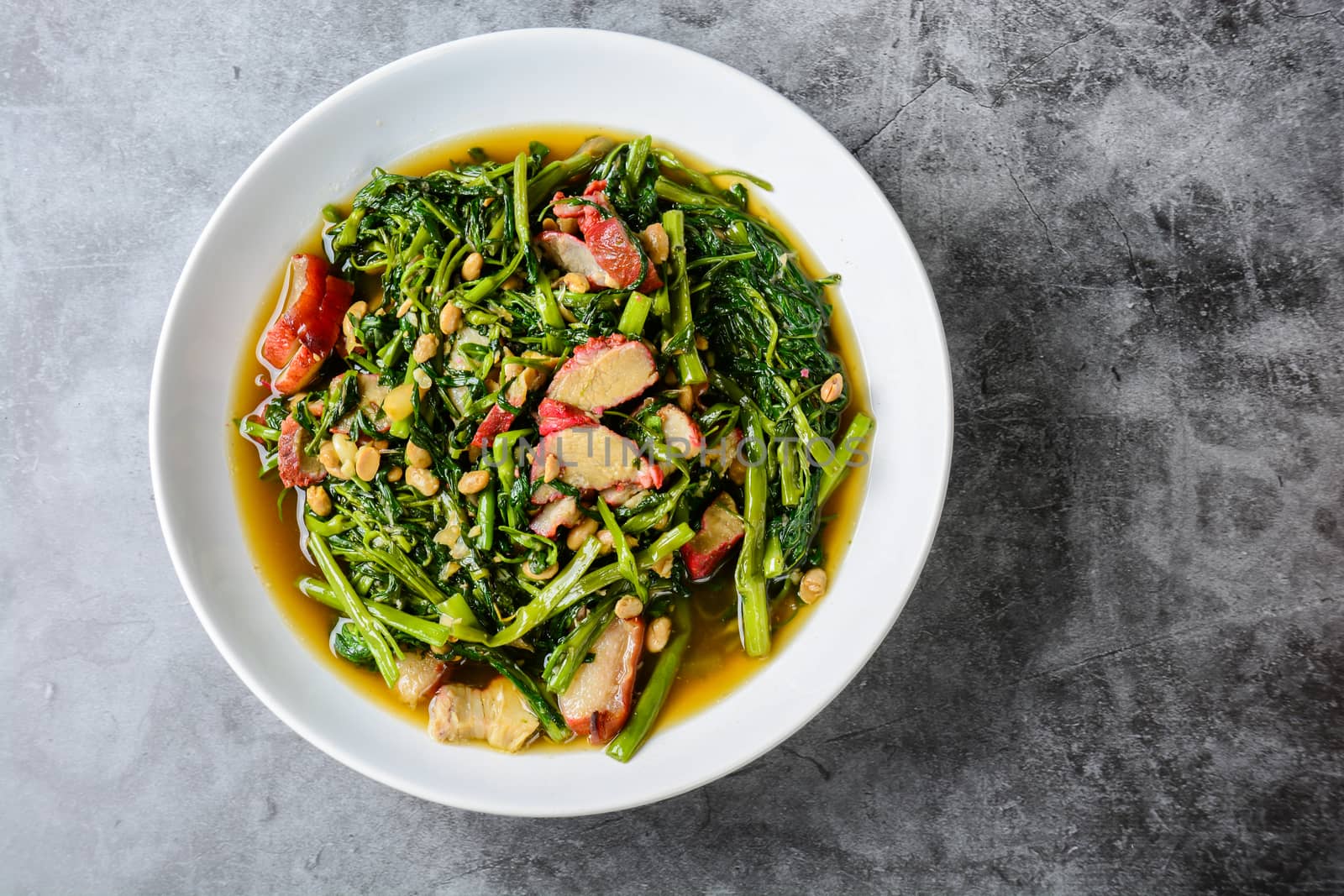 Fried water spinach with barbecued red pork by yuiyuize