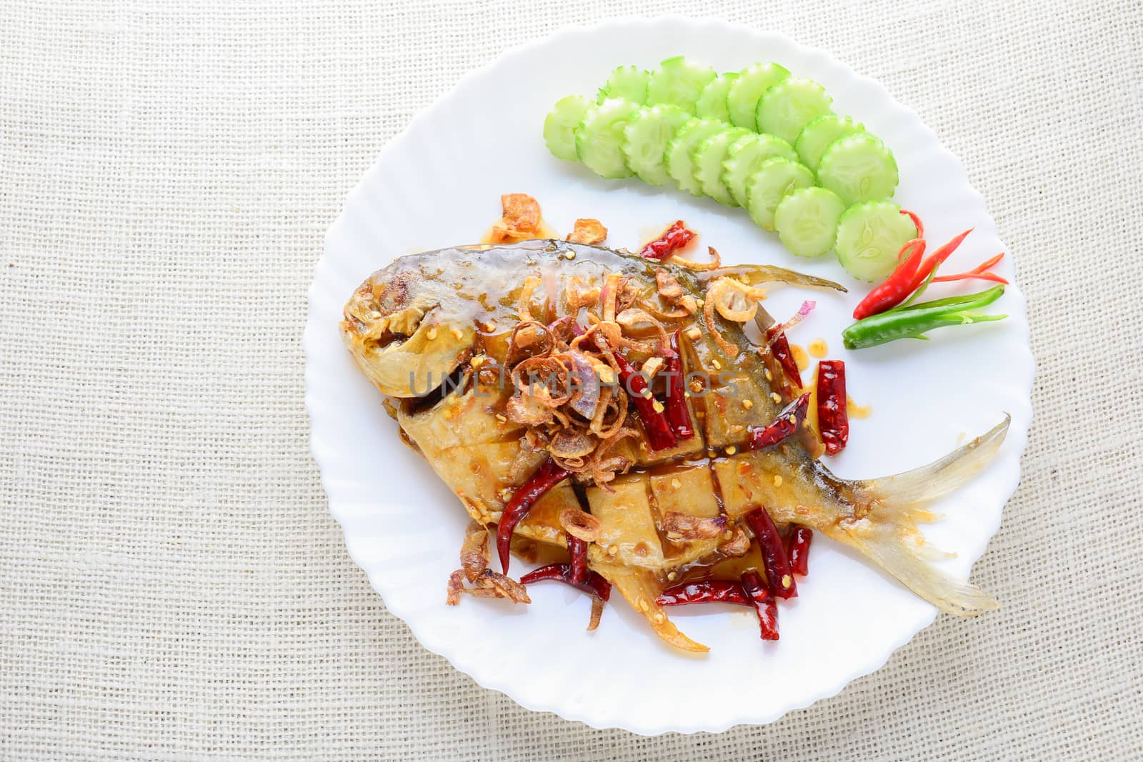 Deep Fried White Pomfret With Black Pepper Garlic, quick and eas by yuiyuize