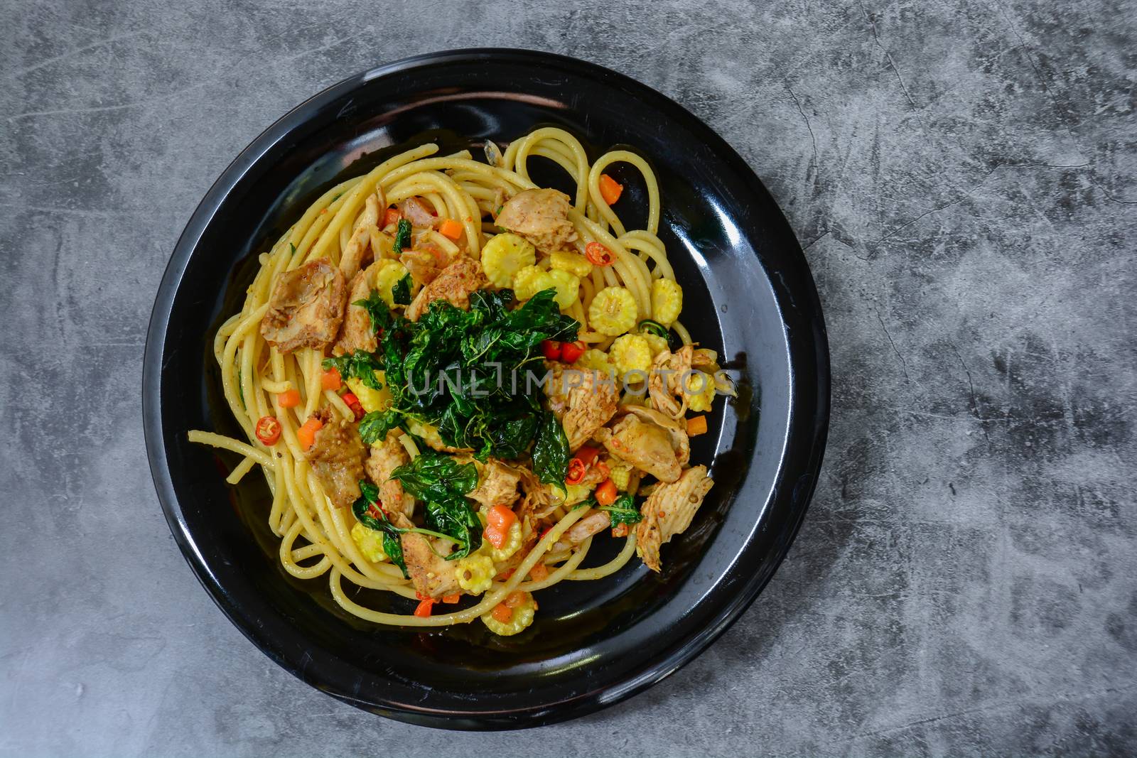 Hot and spicy chicken spaghetti, topping with crispy sweet basil by yuiyuize