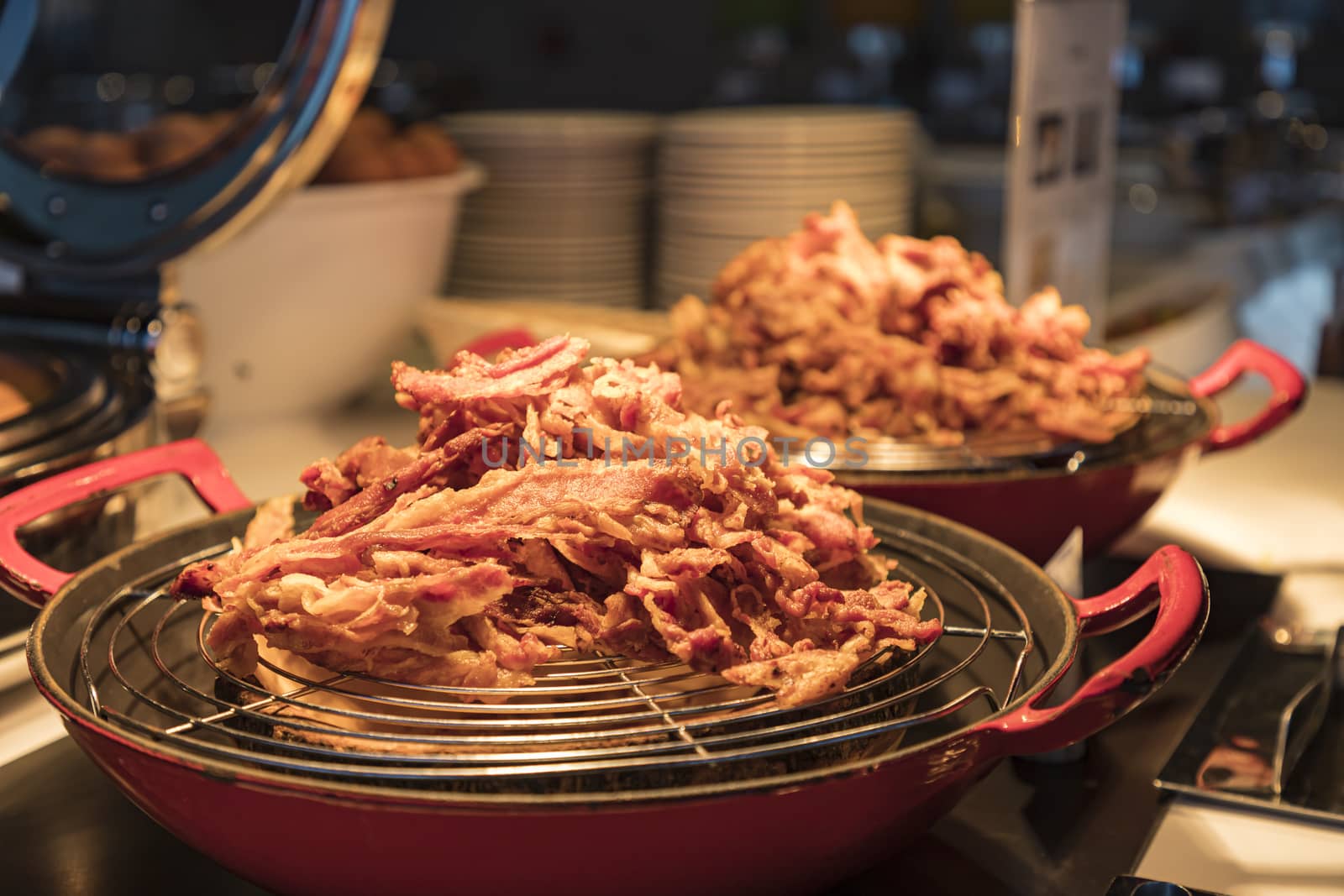 Bacon that has been baked until crispy Put the stack in the stove Of the hotel buffet restaurant. Selective focus.