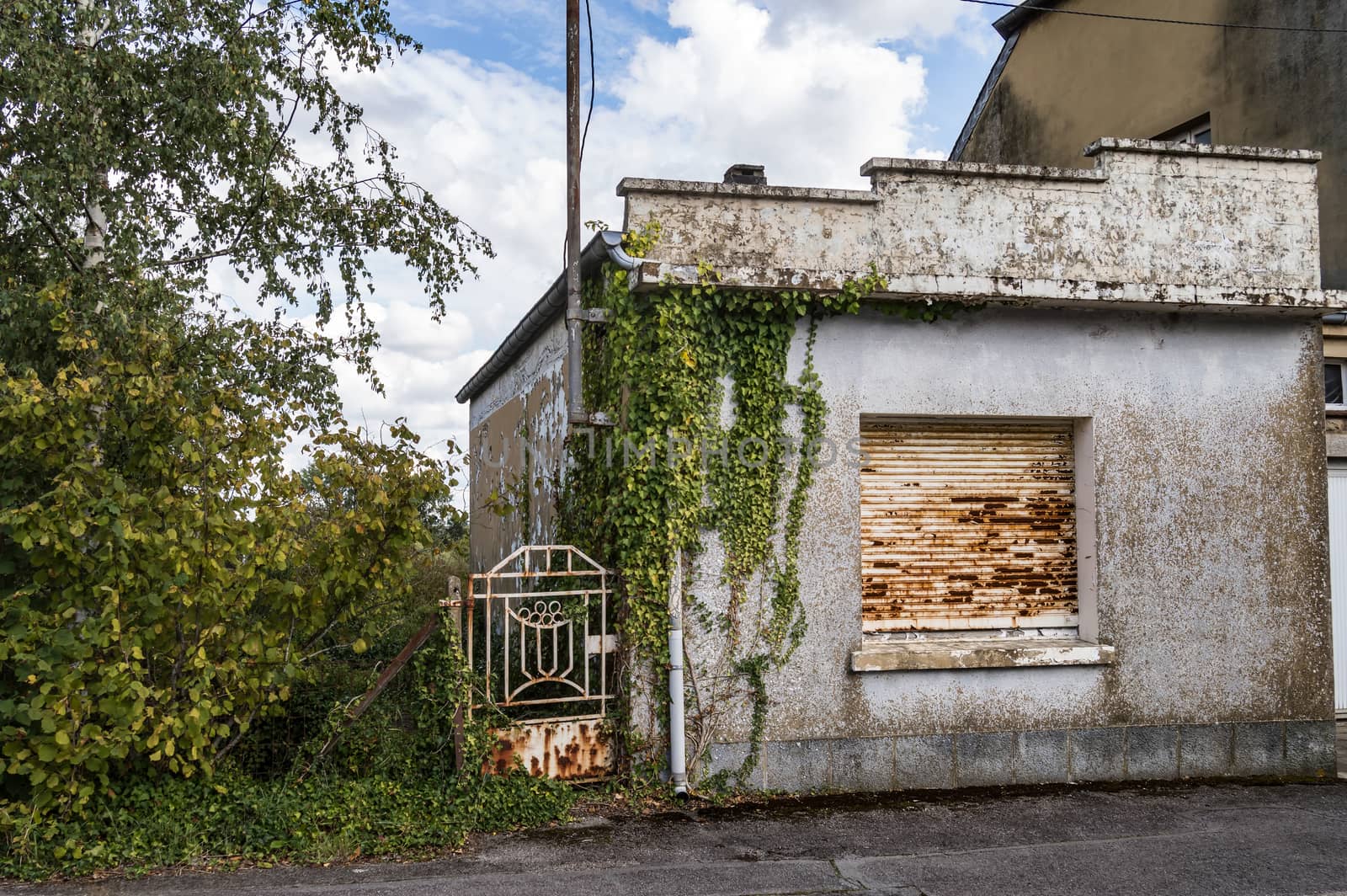 Small abandoned house with a rusty gate gate  by Philou1000