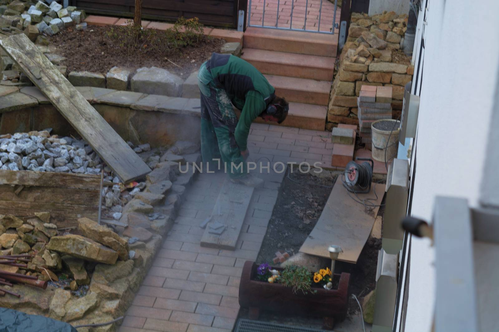 Reworking with technology Tile cutting with an angle grinder