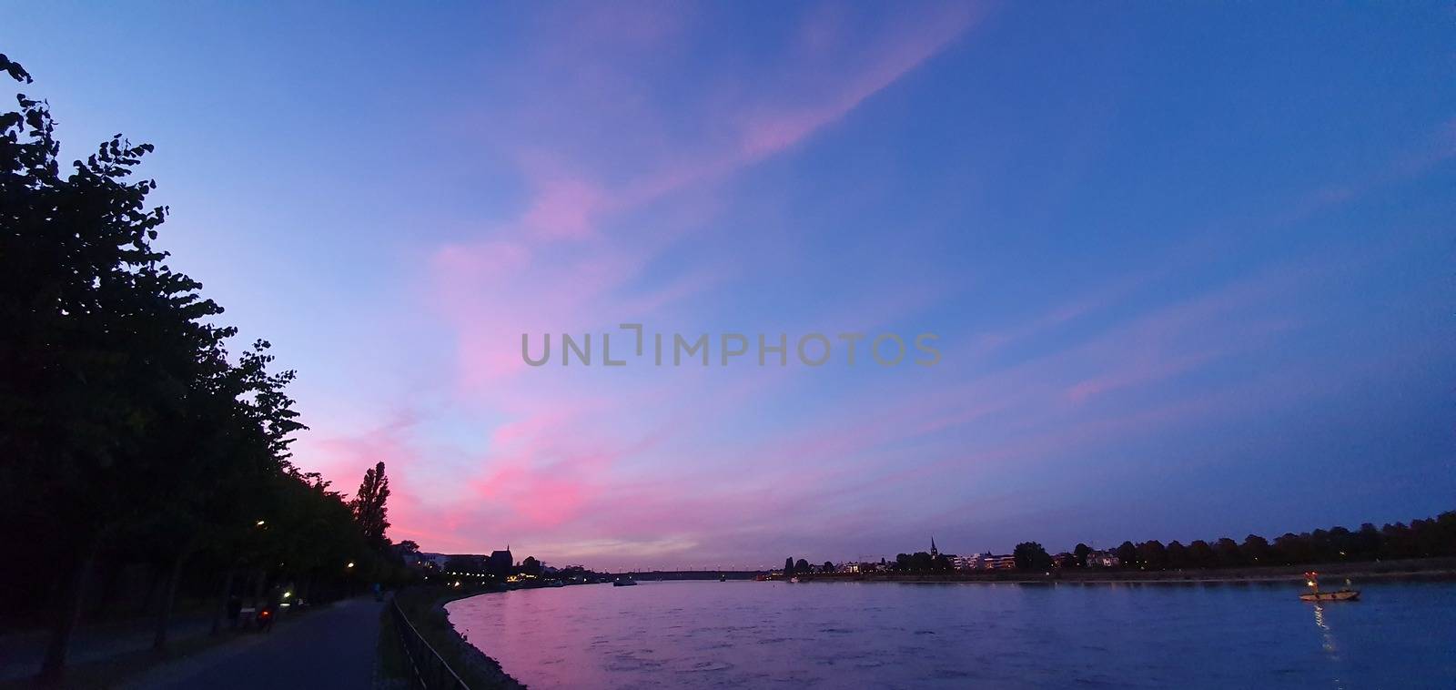 Pink sky during sunset on the Rheine promenade by Mendelex