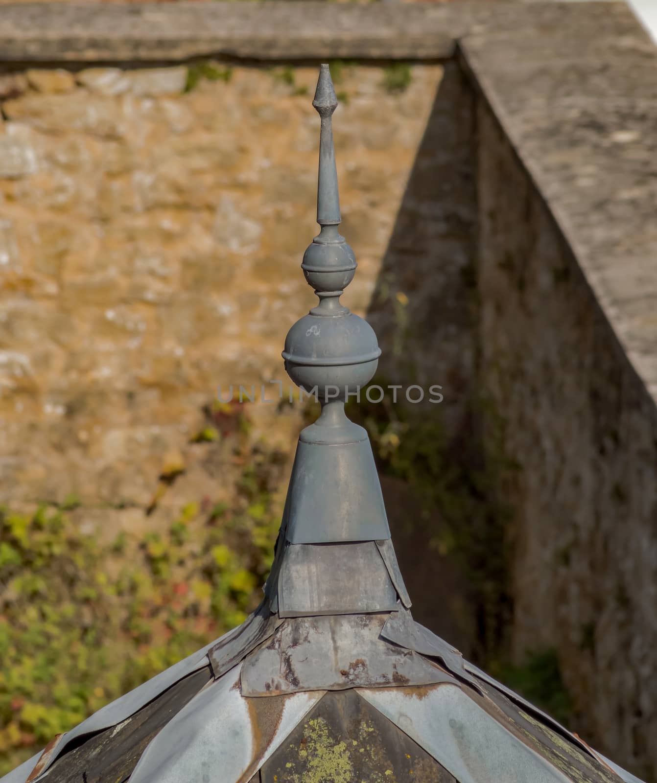 Pointed ifuid plomb on the roof of a porticist of entry in Belgium