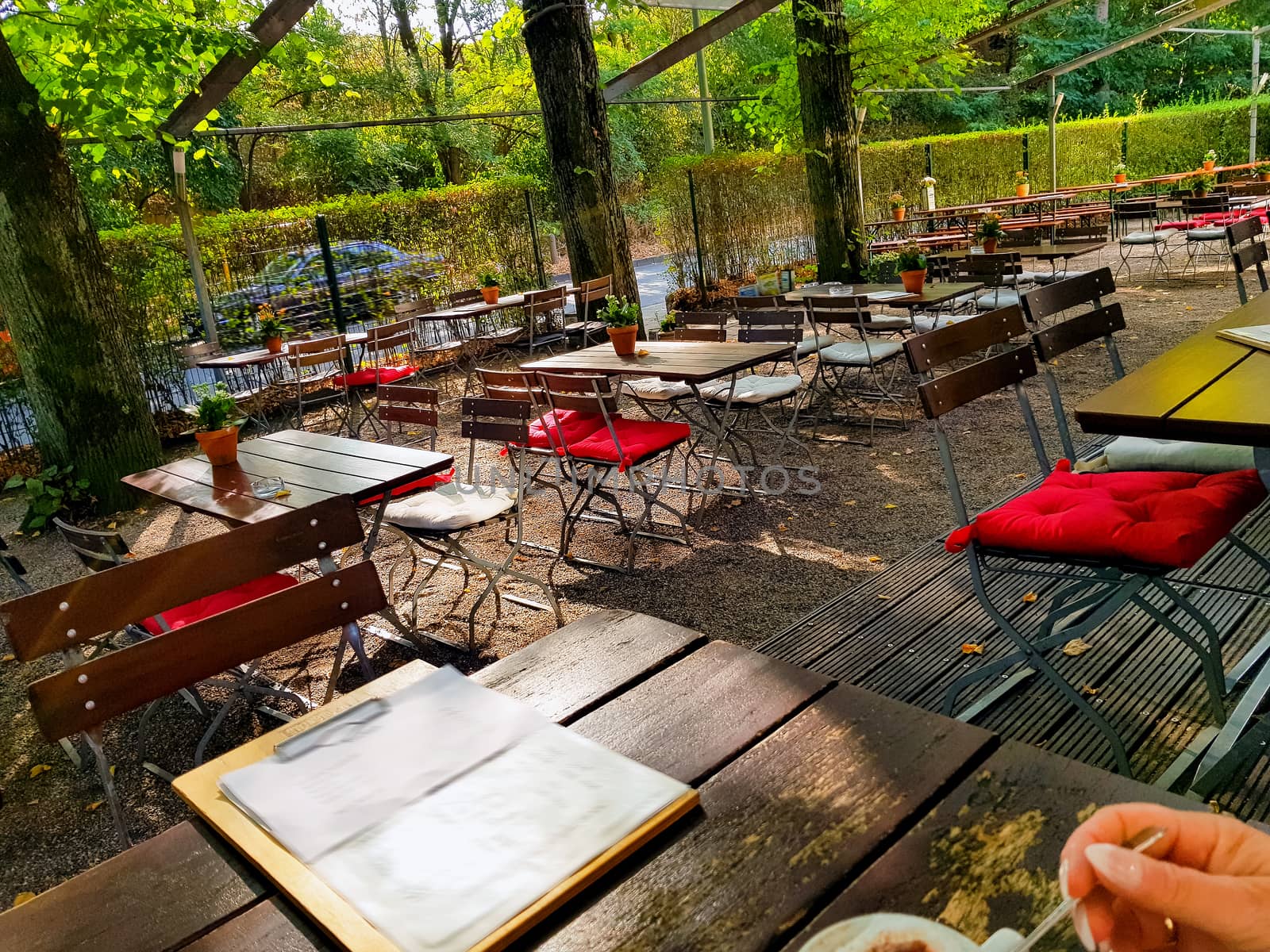 Biergarten erwartet seine Gäste            Beer garden awaits i by JFsPic