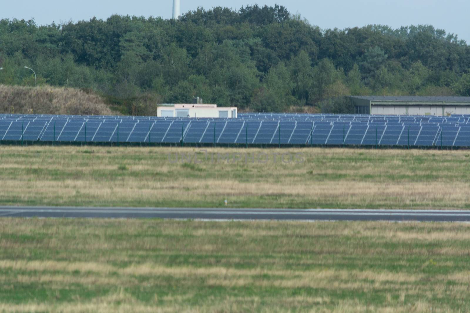 Panorama of the solar system of Weeze Airport.
The airport uses huge solar parks to cover its own energy consumption.