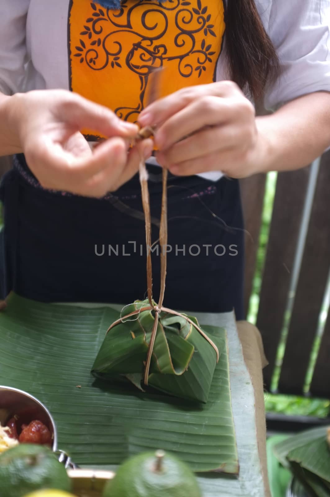 The woman use of natural materials from banana trees Used to make packaging for food. 