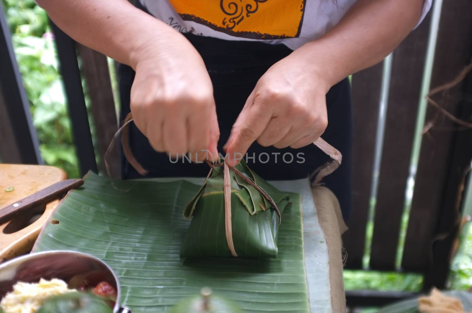 The woman use of natural materials from banana trees Used to make packaging for food. 