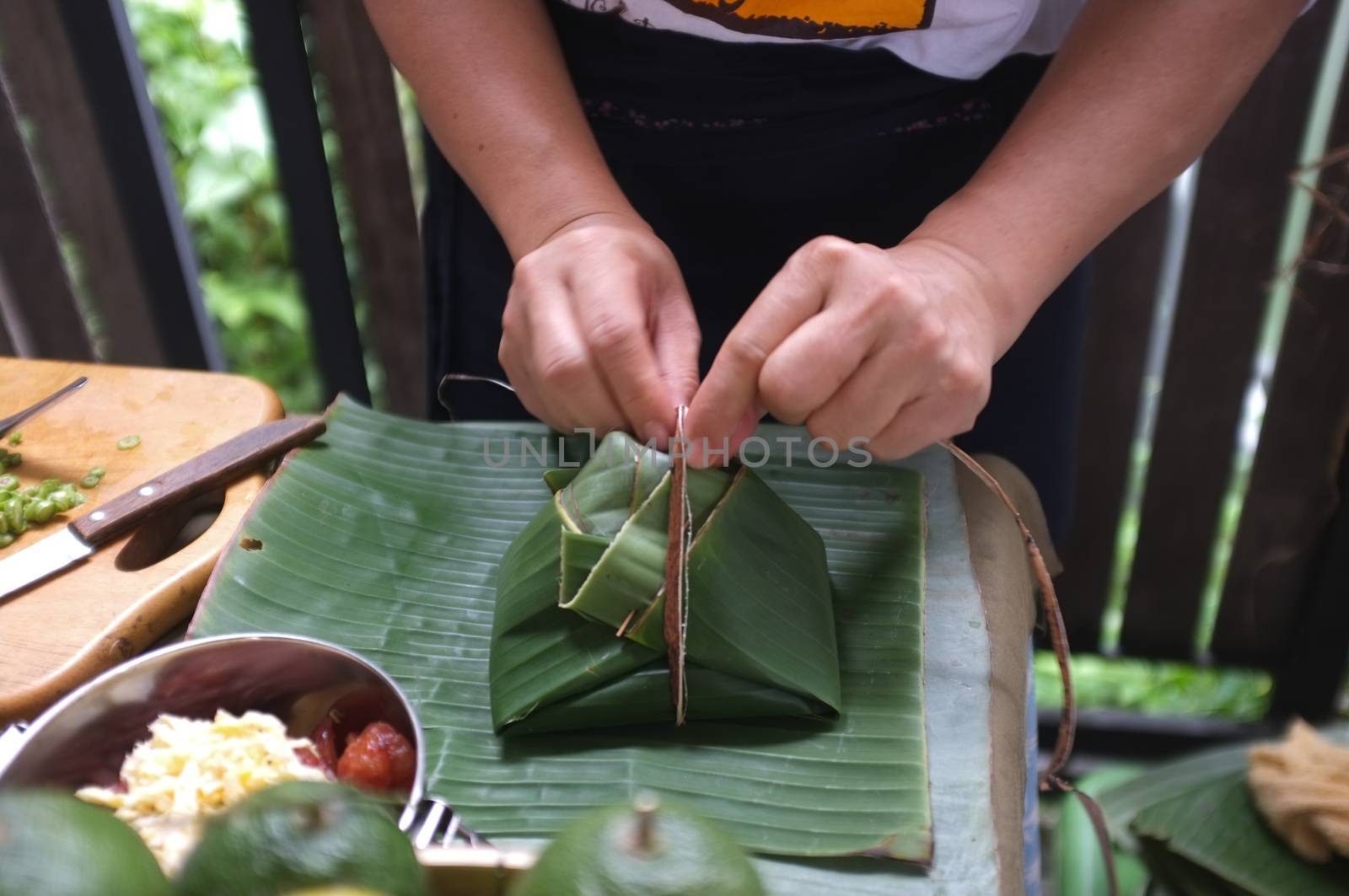 The woman use of natural materials from banana trees Used to make packaging for food. 