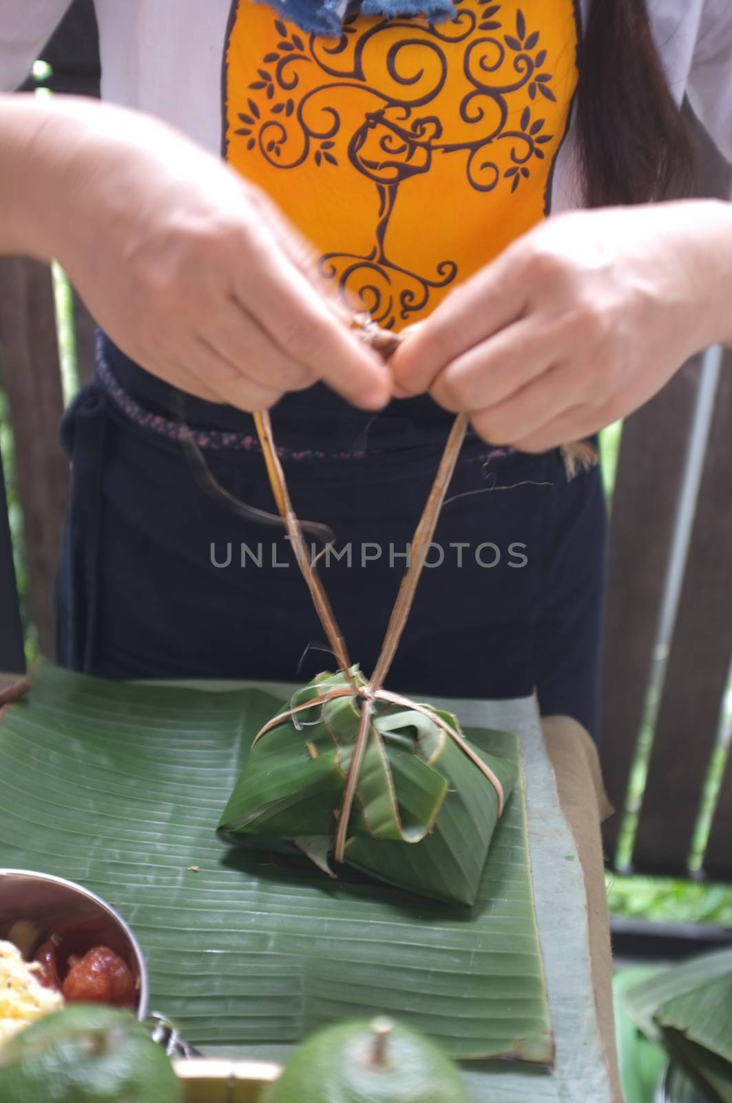 The woman use of natural materials from banana trees Used to make packaging for food. 