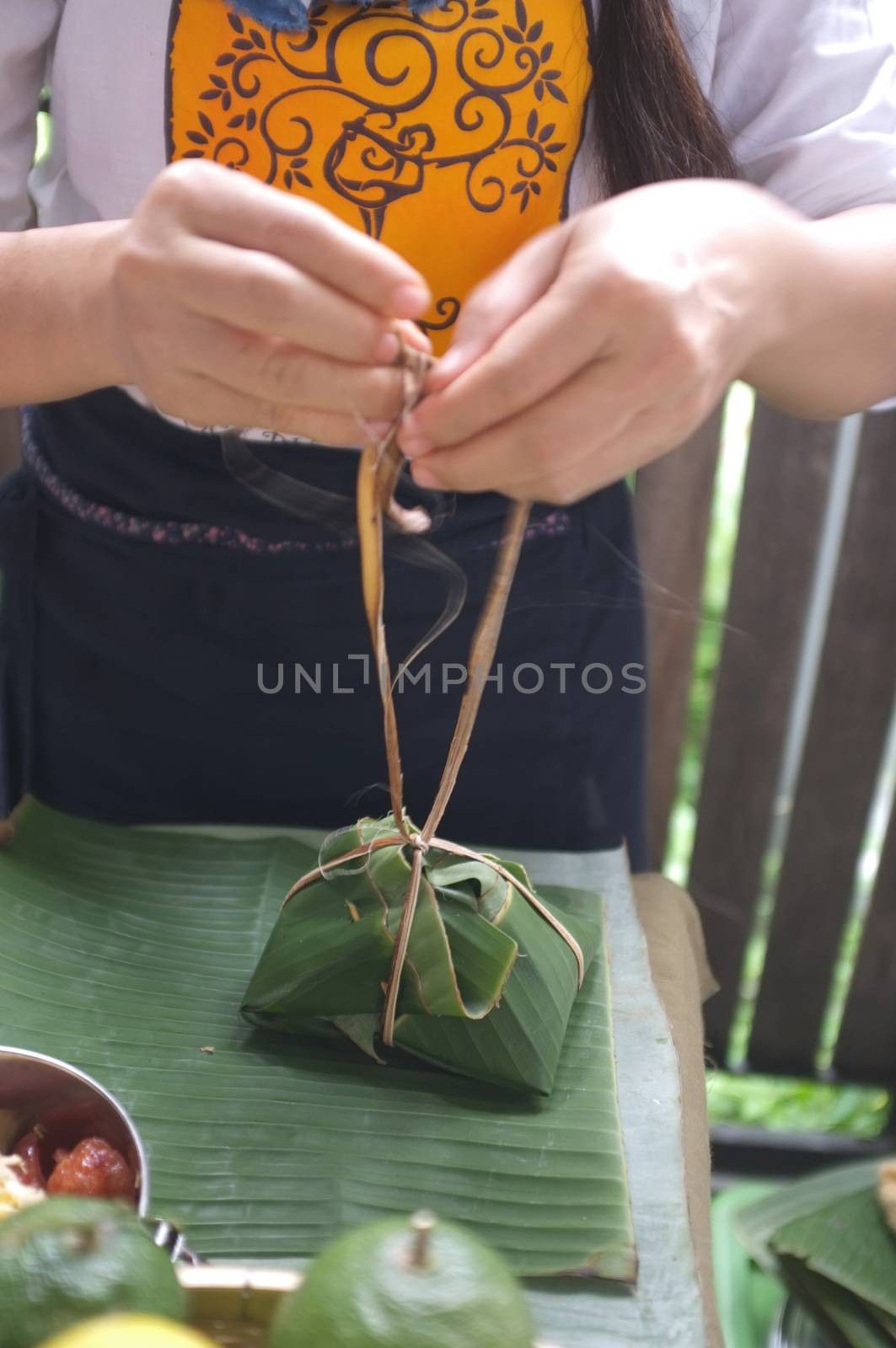 The woman use of natural materials from banana trees Used to make packaging for food. 