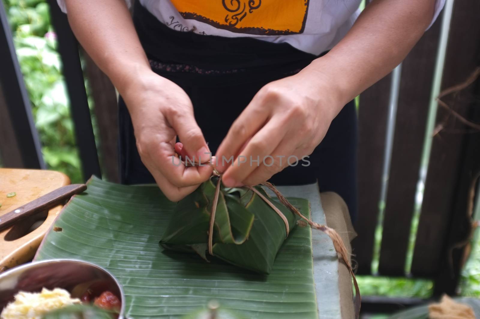 The woman use of natural materials from banana trees Used to make packaging for food. 