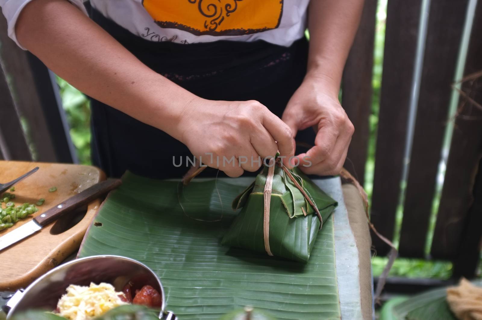 The woman use of natural materials from banana trees Used to make packaging for food. 