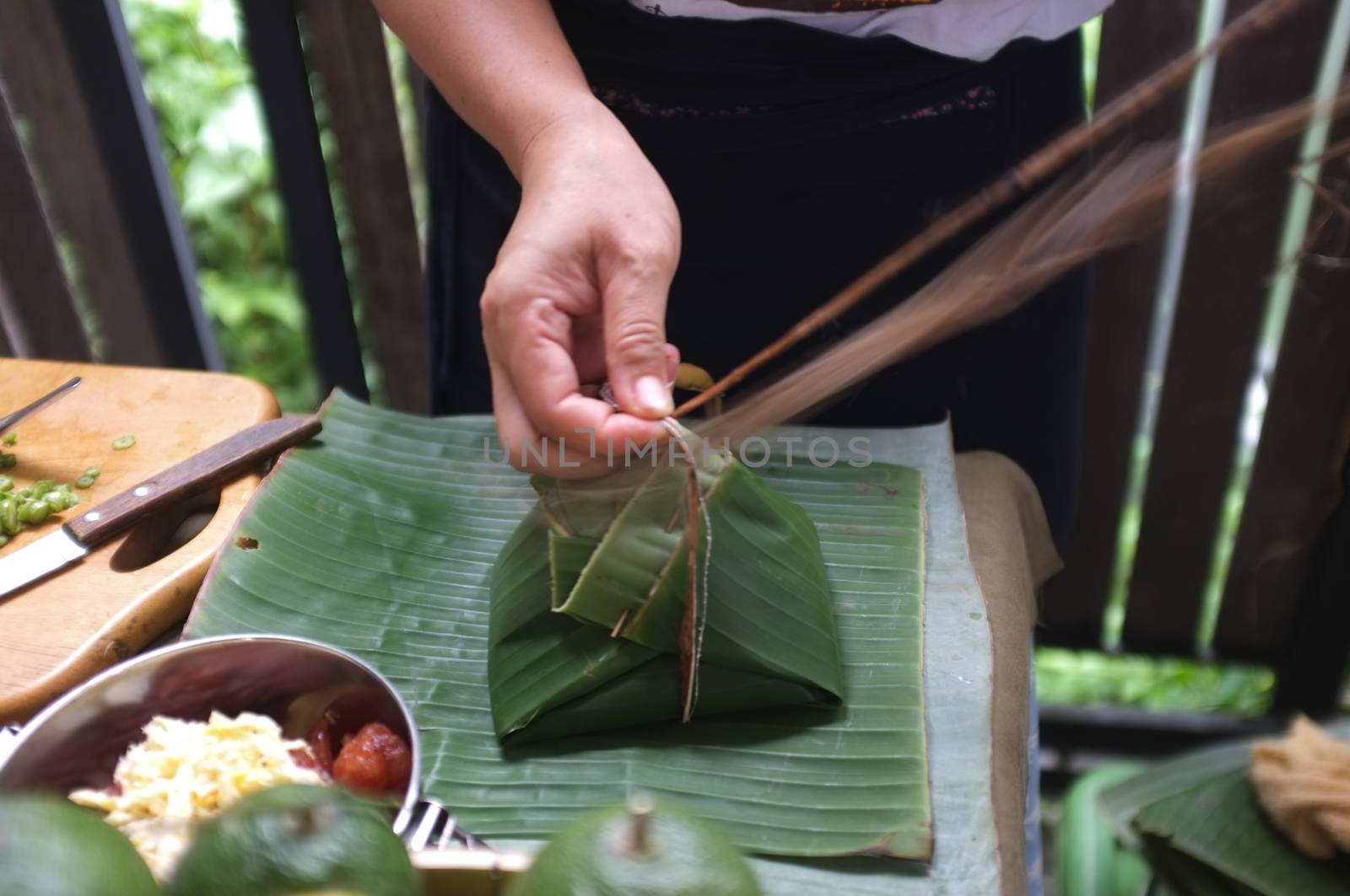 The woman use of natural materials from banana trees Used to make packaging for food. 