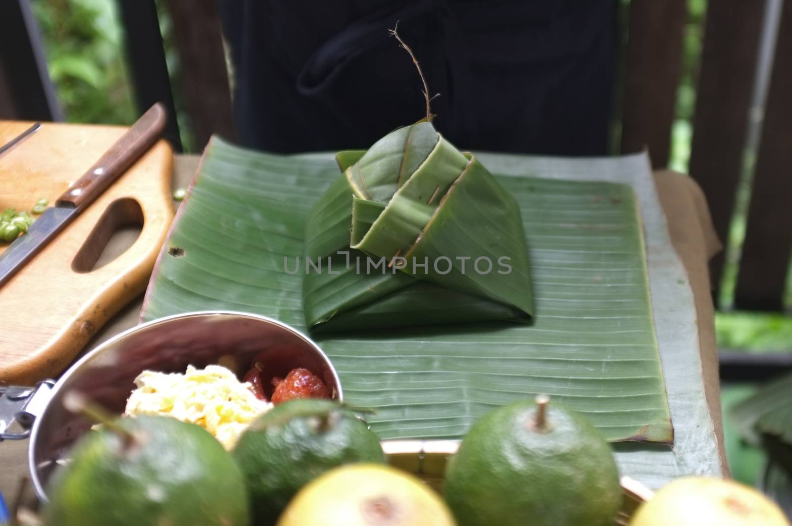The woman use of natural materials from banana trees Used to make packaging for food. 