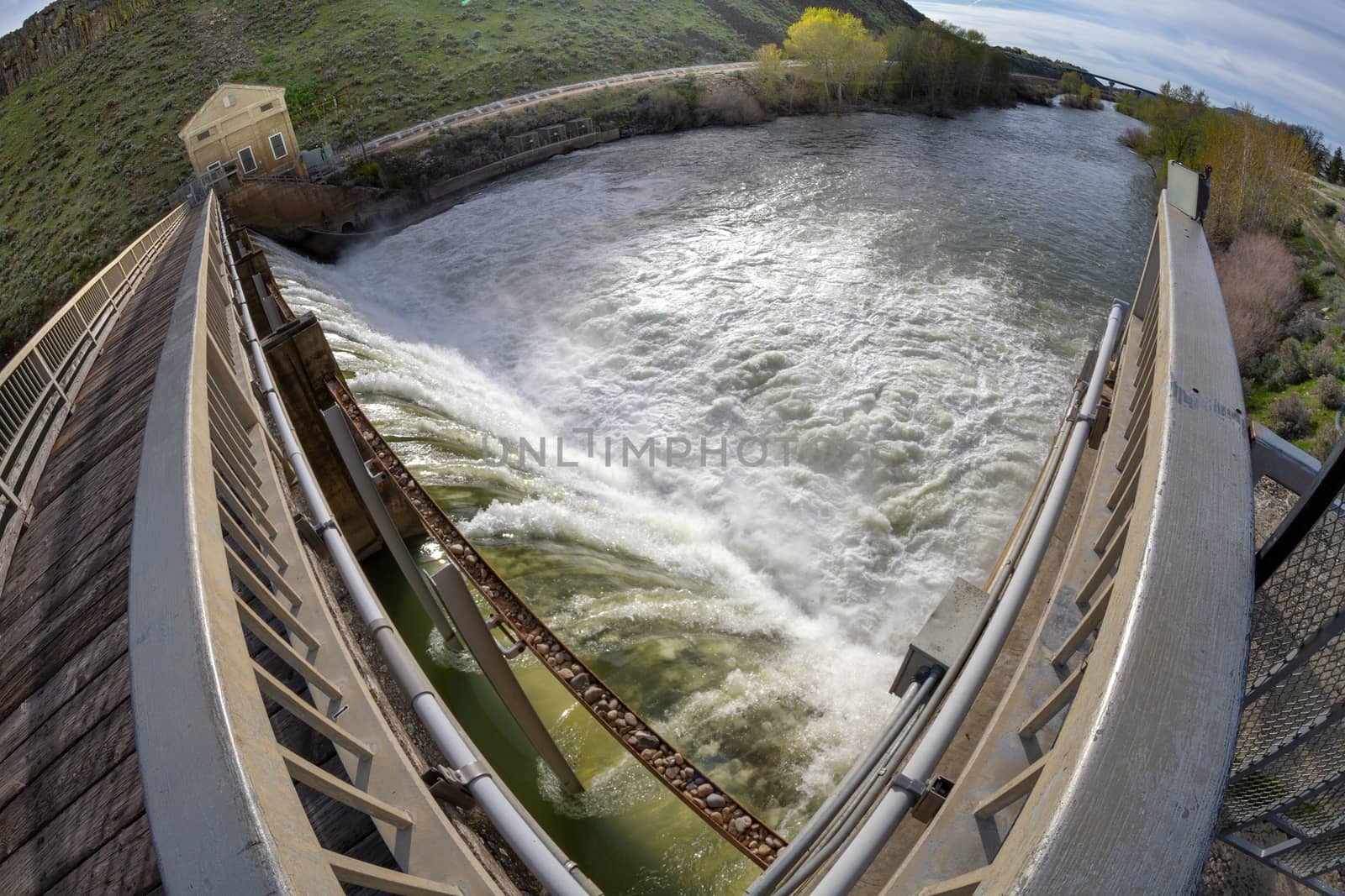 Dam making electricity by water power