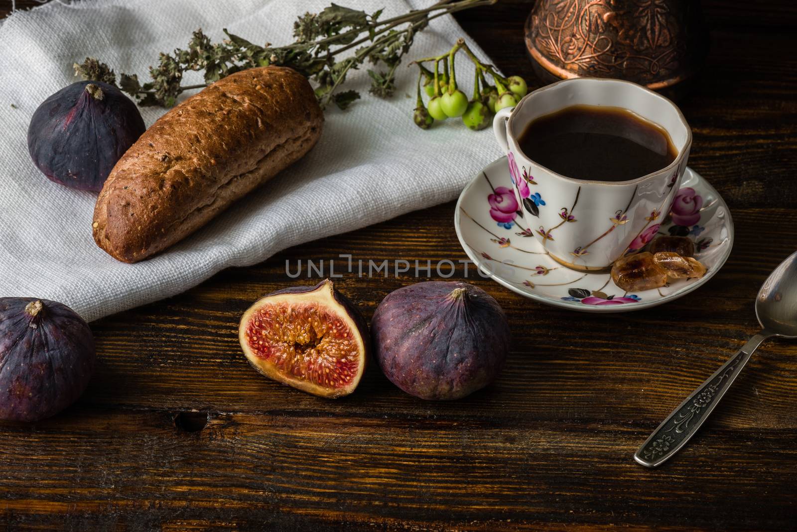 Light coffee break with bun and few ripe tasty figs.