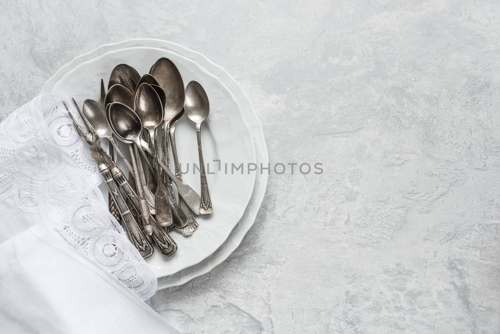 Silverware on a porcelain plates by Epitavi
