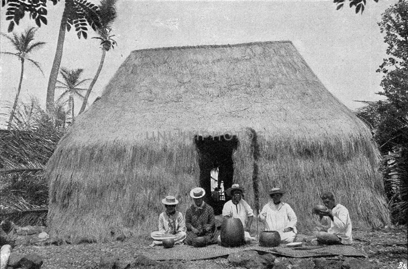 Budding hut of natives of Hawaii, vintage engraved illustration. From the Universe and Humanity, 1910.
