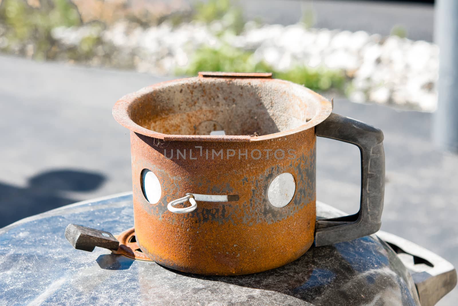Rust on a metal mug to collect ash by ben44