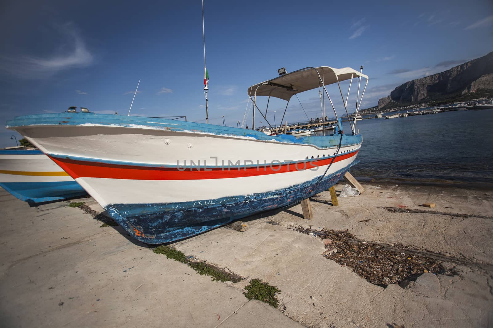 Boat stranded on the shore by pippocarlot