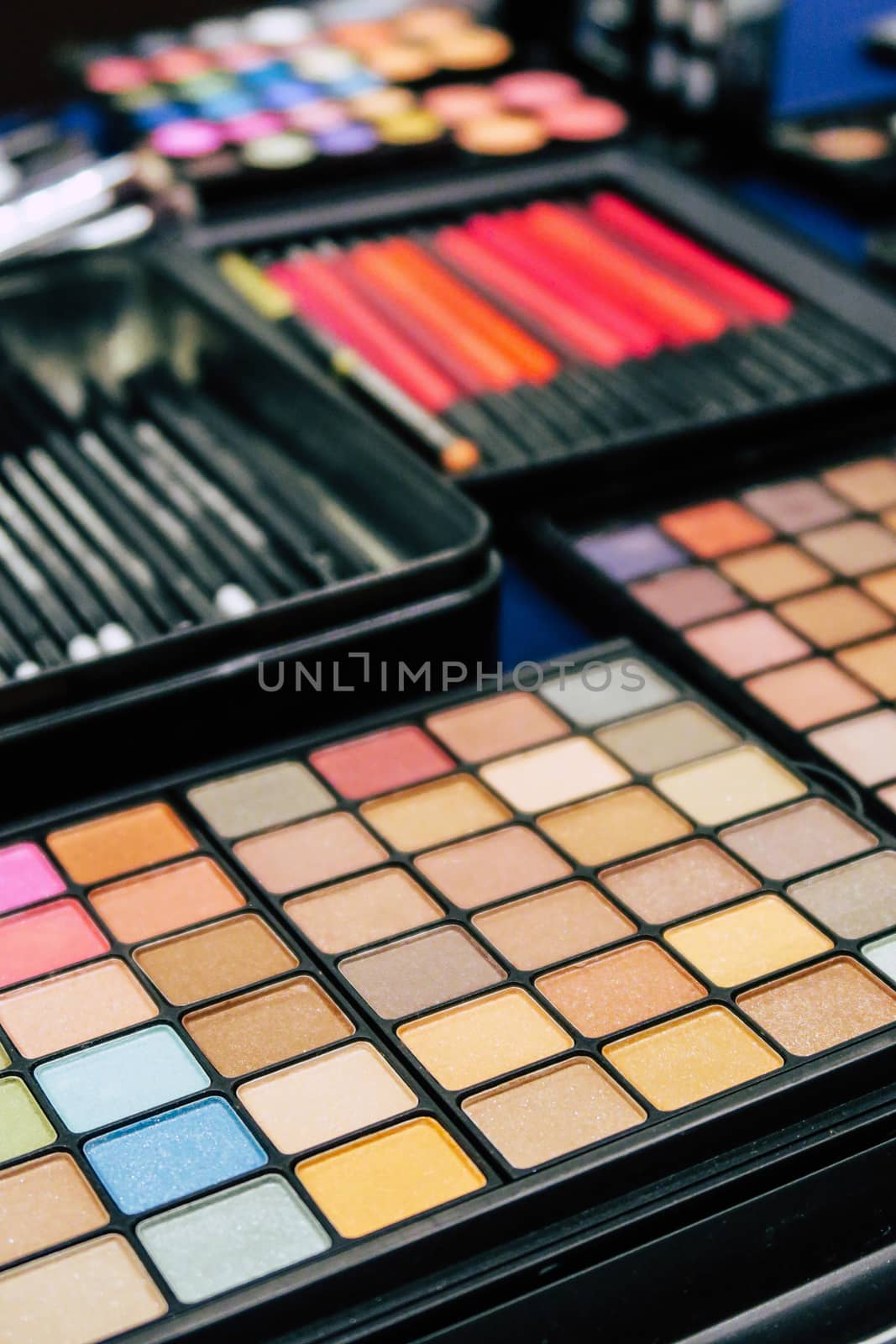 Eye shadow palette and brushes by ponsulak