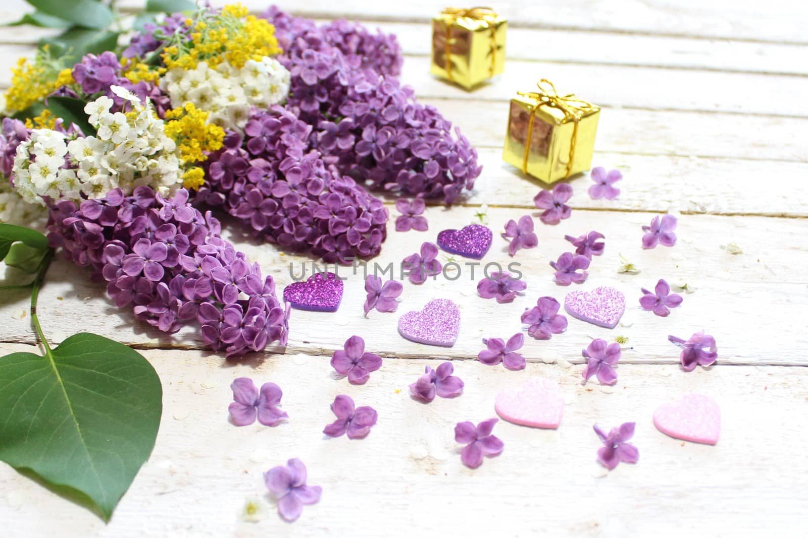 The picture shows lilac, sweet alison, snowberry, hearts and gifts.