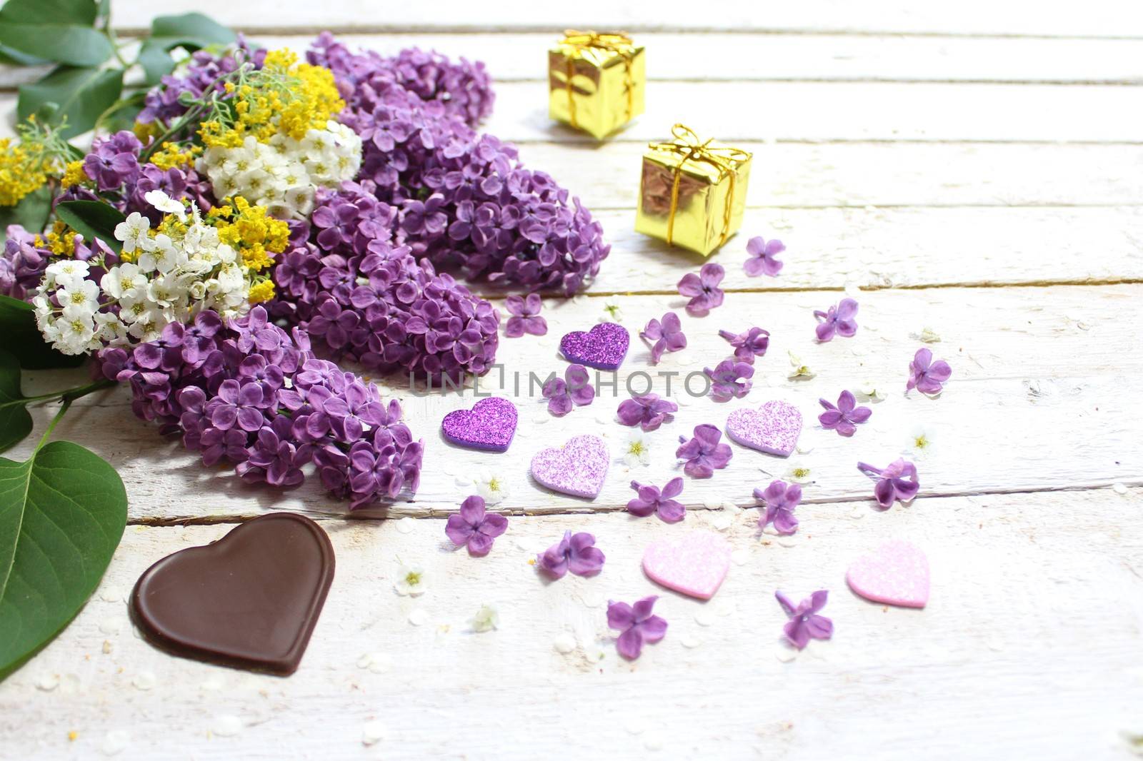 The picture shows lilac, sweet alison, snowberry, hearts and gifts.